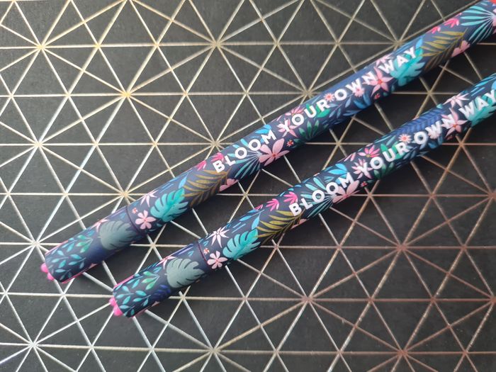 Legami Fleur 🌸Logo Legami + Fleur ⭐étoile 1ère édition = 2 Stylos Neufs - photo numéro 3