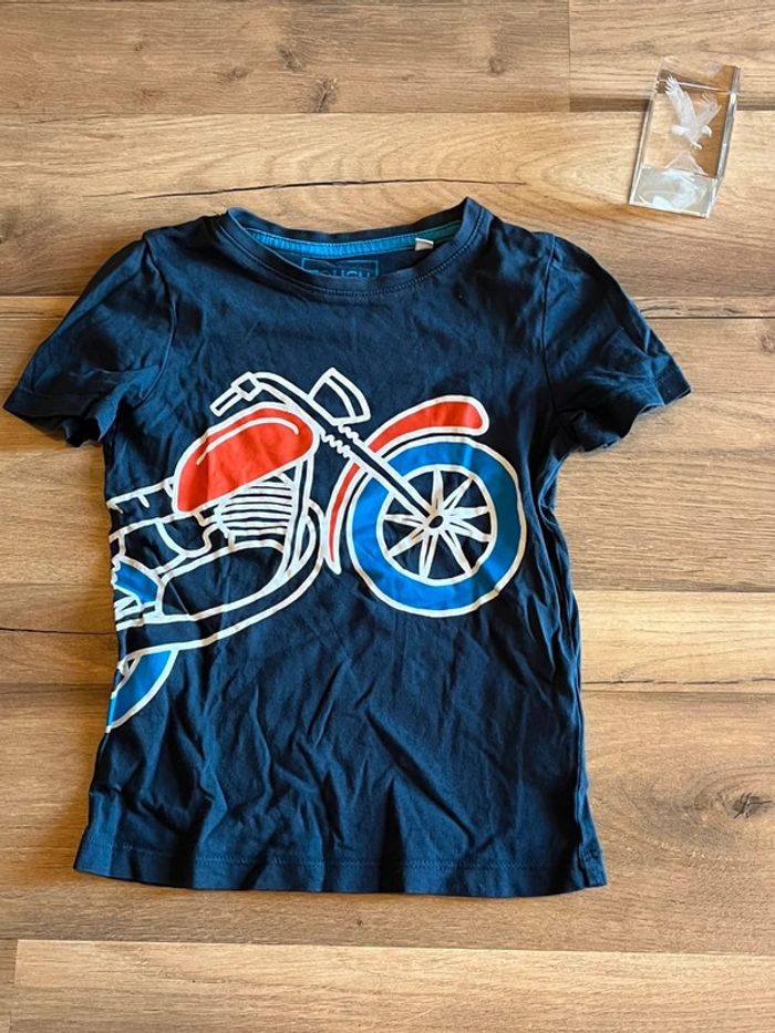 Je vend un tee shirt garcon enfant 6 ans tres bon état