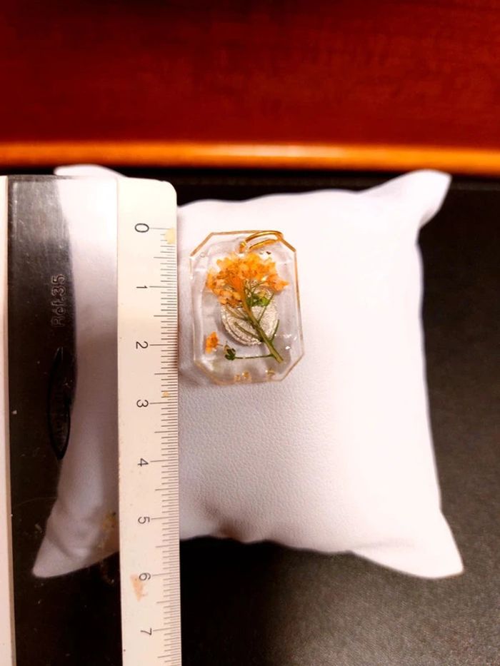 Magnifique pendentif en résine avec médaille religieuse de Saint - photo numéro 5