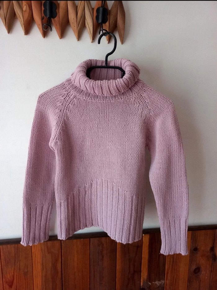 Pull rose col roulé