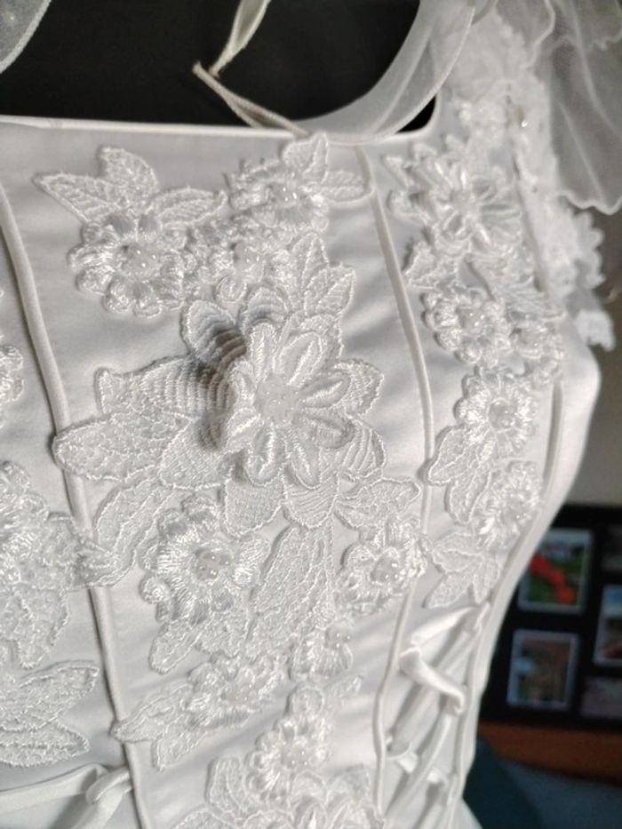 Robe de mariée chic et sophistiquée complicité la fête TBE avec accessoires - photo numéro 17