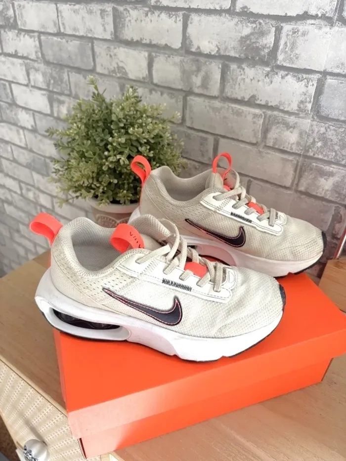 Nike enfant blanche et orange cadeau noel