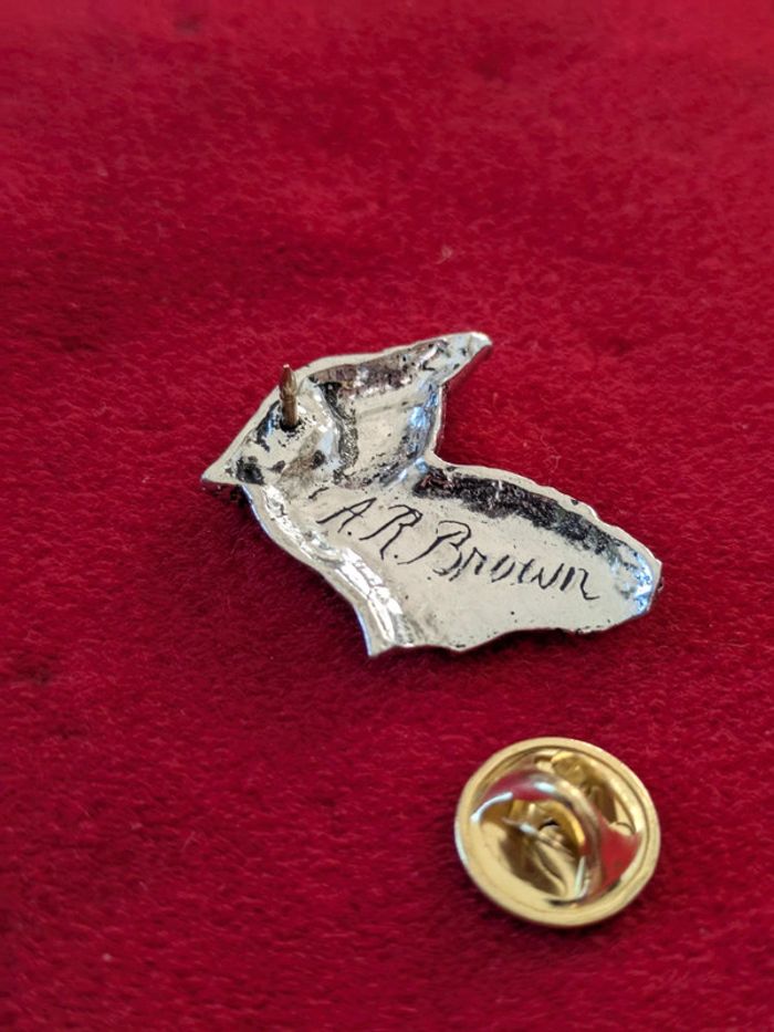 Pin's en étain tête de faisan signé Brown - photo numéro 2