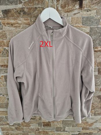 1 veste polaire gris marque Quechua taille 2xl