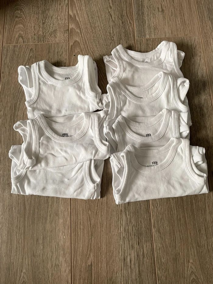Lot 7 bodies sans manches en 3 mois