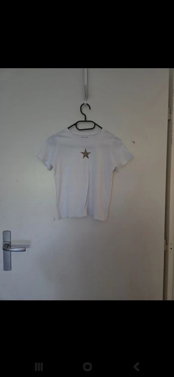 T-shirt blanc avec une étoile léopard