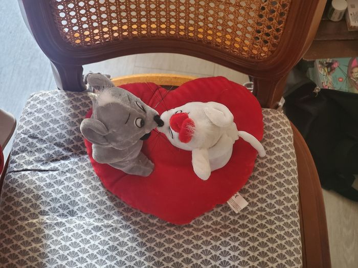 Souris en couple peluche