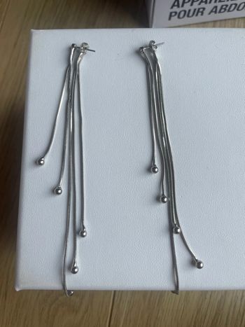 Longues boucles d’oreilles argentées strass