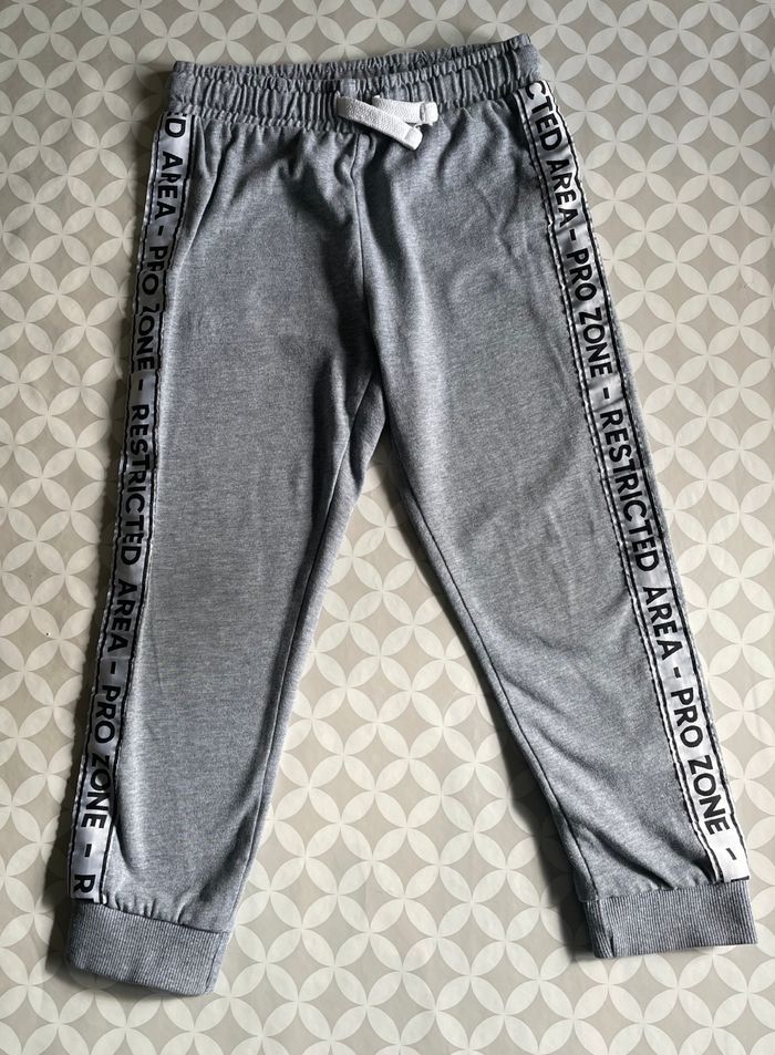 Pantalon Jogging Gris CHICCO - Garçon 5 ans (110cm) - Très bon état - photo numéro 1