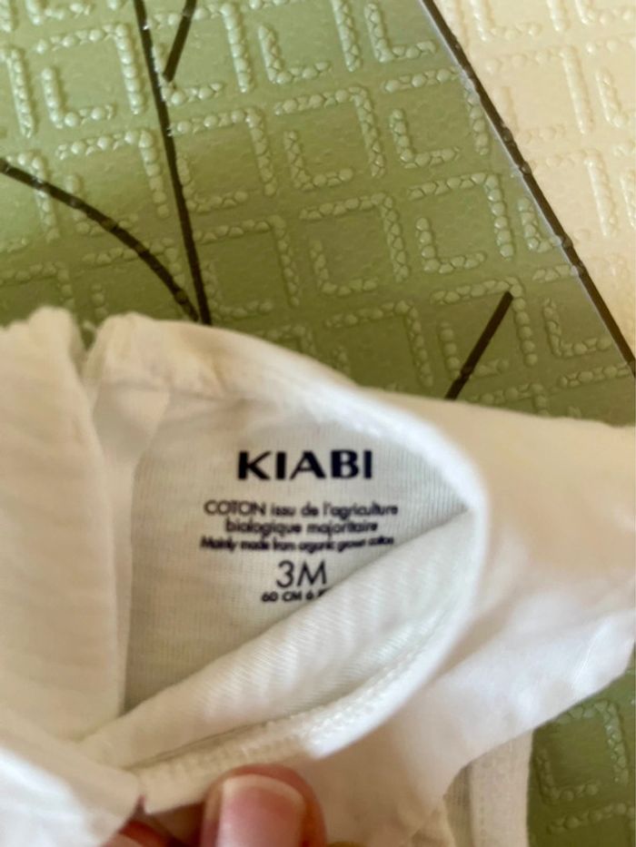Robe blanche col Claudine motif cerise-Kiabi-Taille 3 mois-neuve sans étiquette - photo numéro 3
