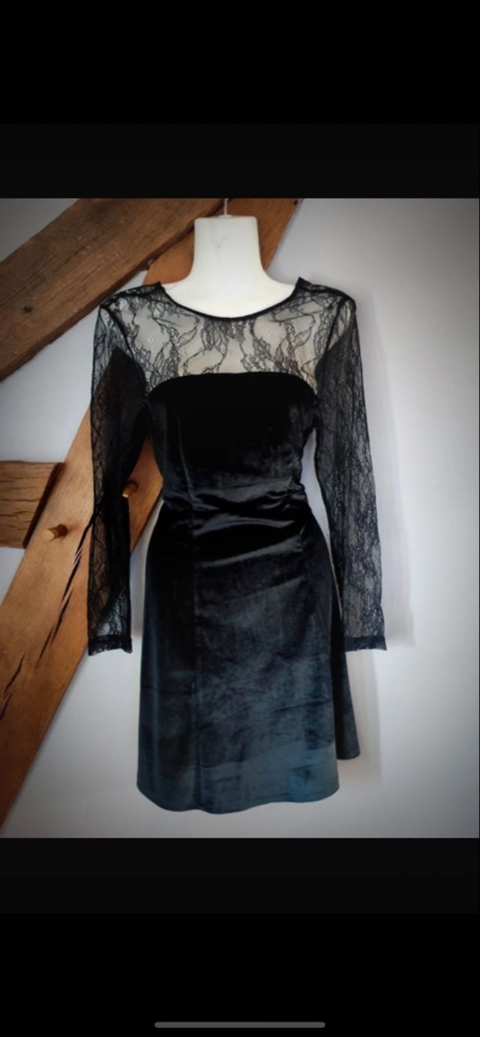 Robe noir de soirée habiller haut dentelle bas velour couleur noir taille 38