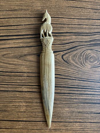 Coupe papier / ouvre lettre / tourne page  en bois sculpté