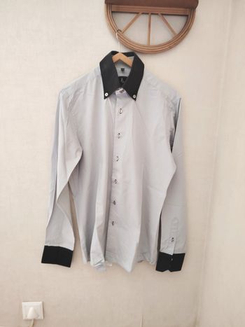 Jolie chemise gris bleu avec intérieur revers marinière.