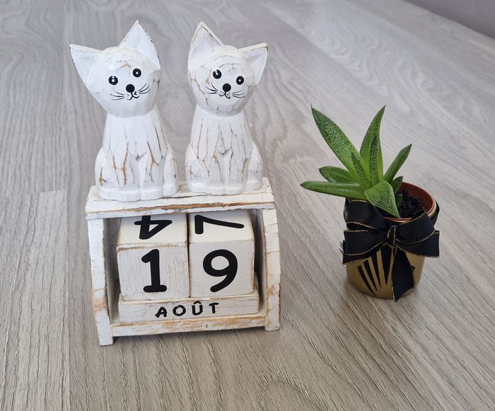 Calendrier perpétuel en bois chats blancs