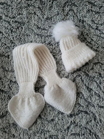 Ensemble bonnet pompon et écharpe blanc bébé