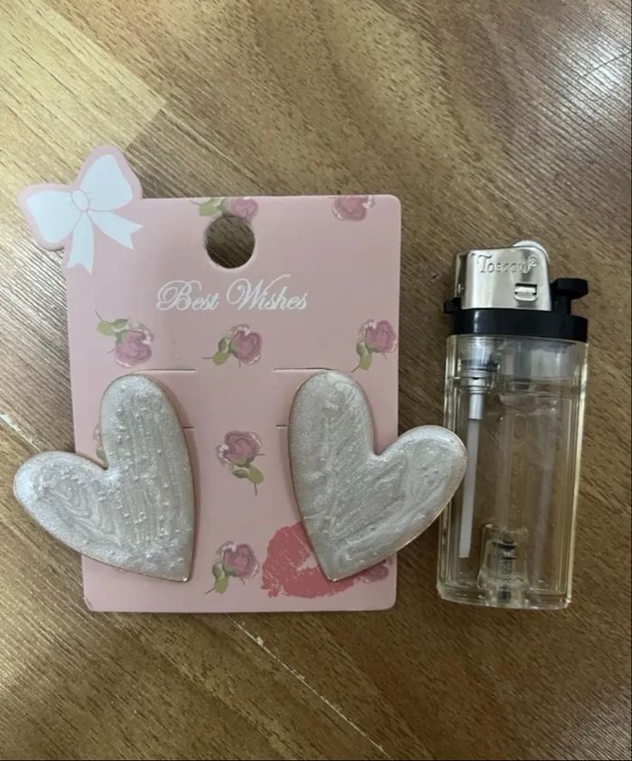 Boucles d’oreilles pour NEUVES avec étiquette femme en forme de cœurs 🤍 couleur blanc nacré