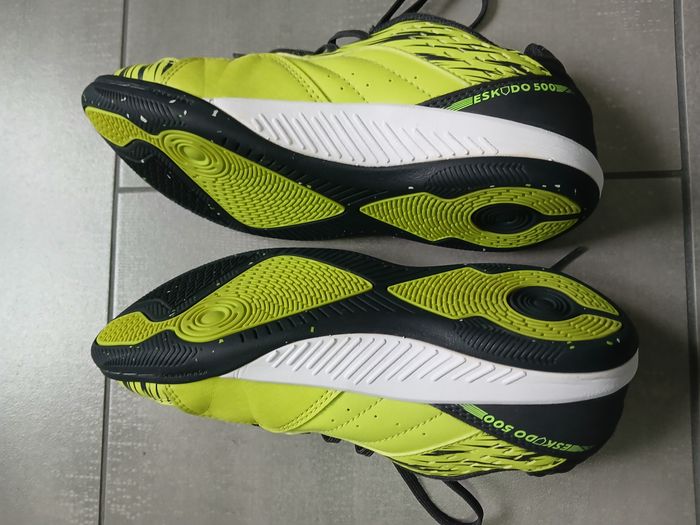 Baskets Decathlon T.35 futsal - photo numéro 3