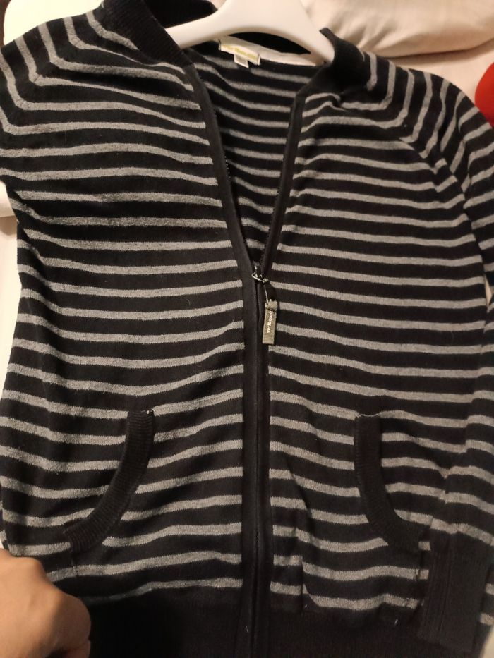 Gilet noir rayé gris