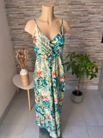 Robe écru beige avec lien et fleurs