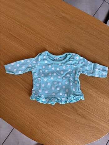 T-shirt bleu clair à pois blanc