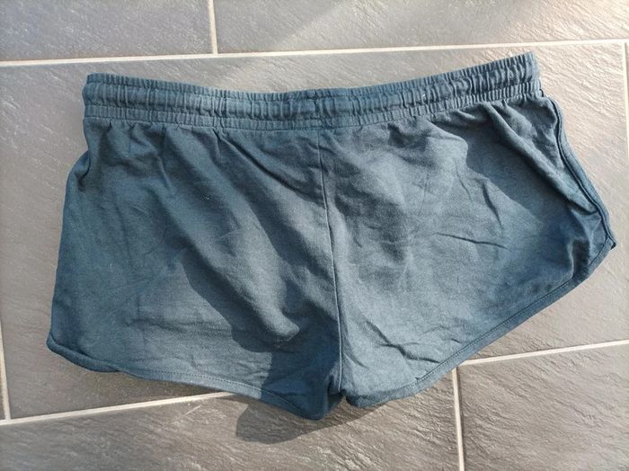 Joli short Stitch taille M (40-42) - photo numéro 3