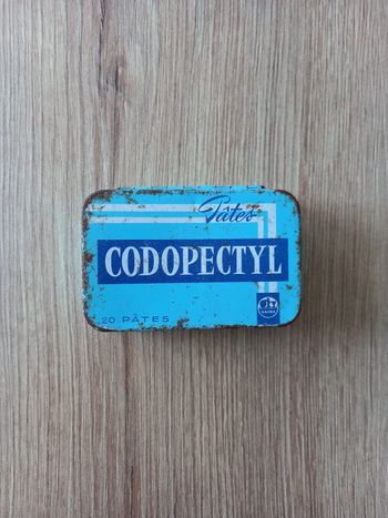 Boite ancienne en métal.