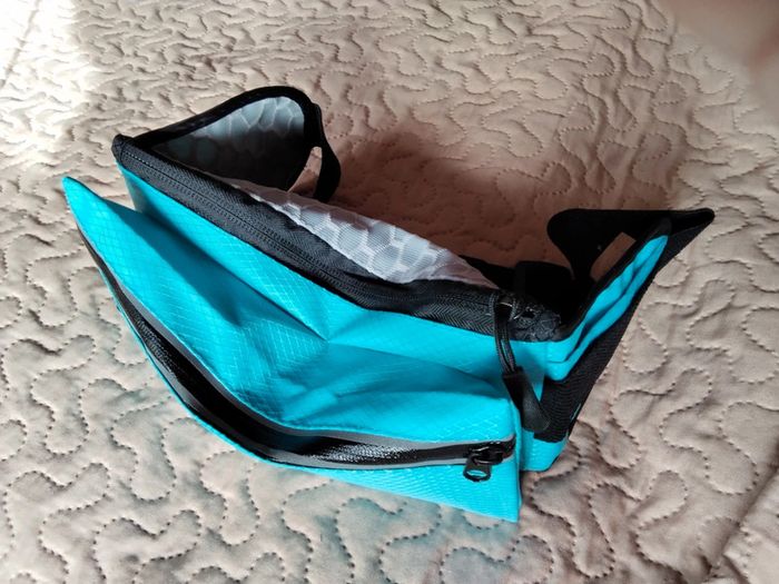 Sac banane bleu turquoise avec de jolis reflets. Matière aérée côté peau. - photo numéro 3