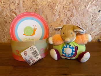 Peluche Doudou boule Kaloo Souris verte et beige avec motif escargot