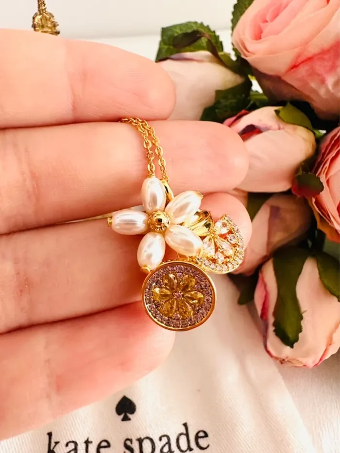 🍋 Collier doré Kate Spade à pendentifs citron et fleurs – Fraîcheur estivale - photo numéro 5