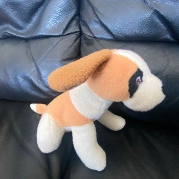 Peluche doudou chien marron blanc et noir assis 20cm