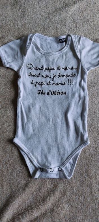 Body manches courtes avec inscription bébé 18 mois