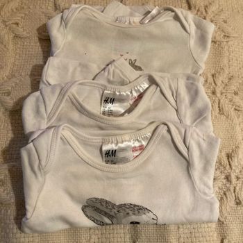 Lot de 3 bodies  en 3 mois