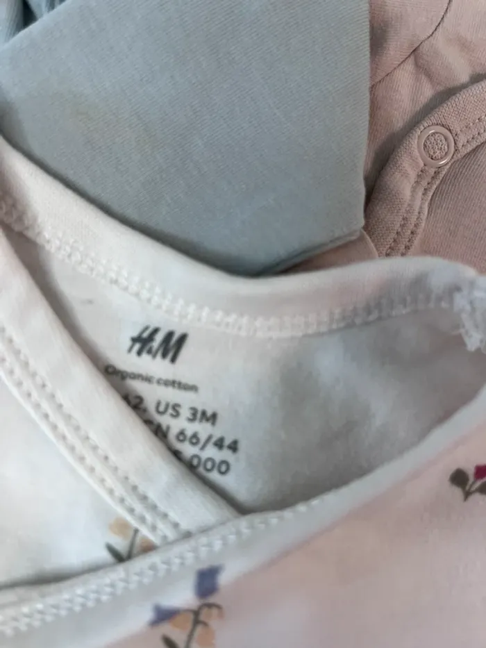 Lot de 5 bodies taille 2-4 mois 62 cm h&m - photo numéro 3