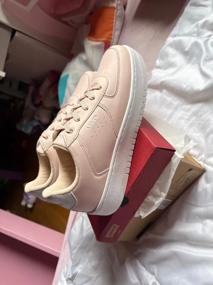 Superbes baskets Levi’s rose neuves avec étiquette pointure 39 - photo numéro 3
