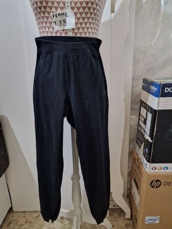 Bas de jogging/ sport, noir , en très très bon état,en coton, longueur 89cm, marque Décathlon =6€