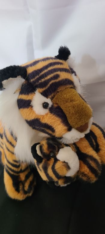 peluche tigre assis et son petit