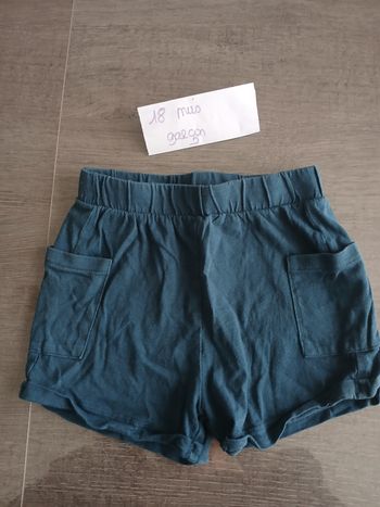 Short bébé garçon 18 mois tres bon état 