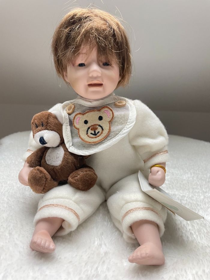 Jolie petite poupée de collection "poupées Carine" - photo numéro 2