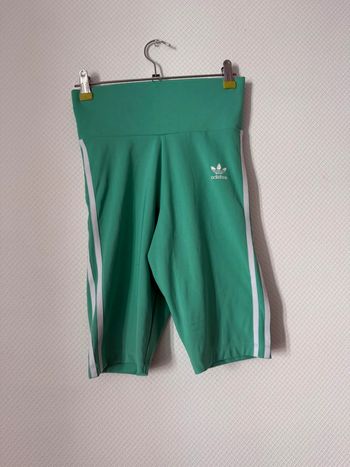 Short vert adidas en bon état taille 34