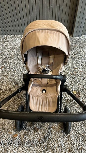 Poussette Cybex Priam 4 + grosses roues avant et habillage de pluie 