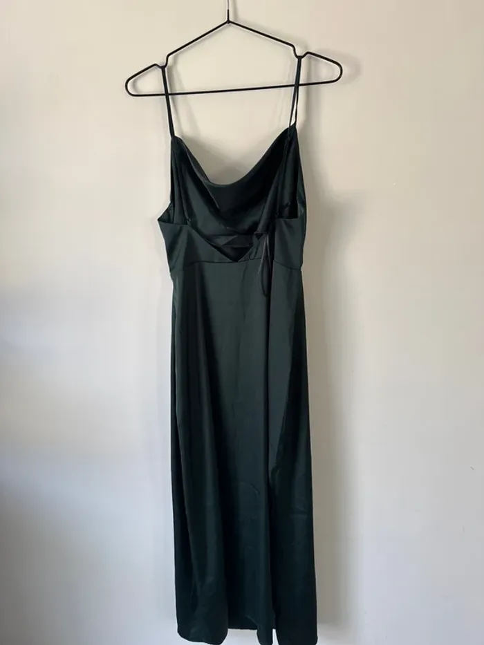 👗 👗 VILA - Robe longue en satin à col bénitier - vert sapin- neuf sans étiquette - photo numéro 4