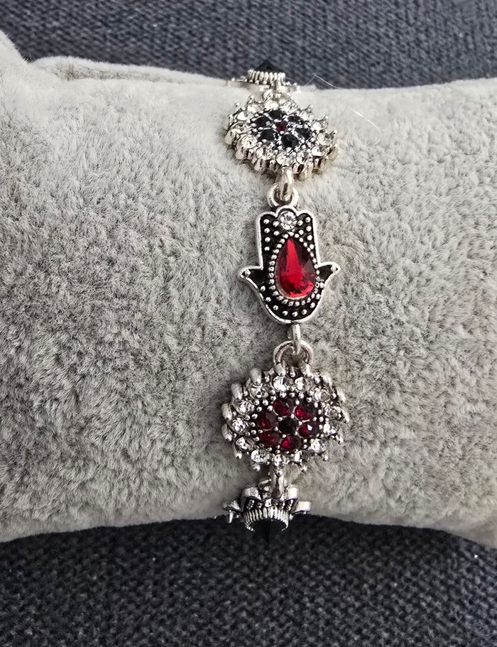 Bracelet argenté motifs main de Fatma et fleurs ornées de strass rouges et verts - photo numéro 4