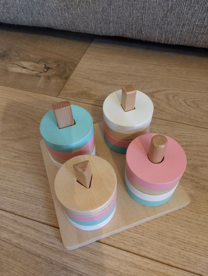 Jeu d'empilement en bois