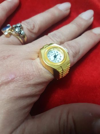 Montre bague acier doré ronde fond blanc