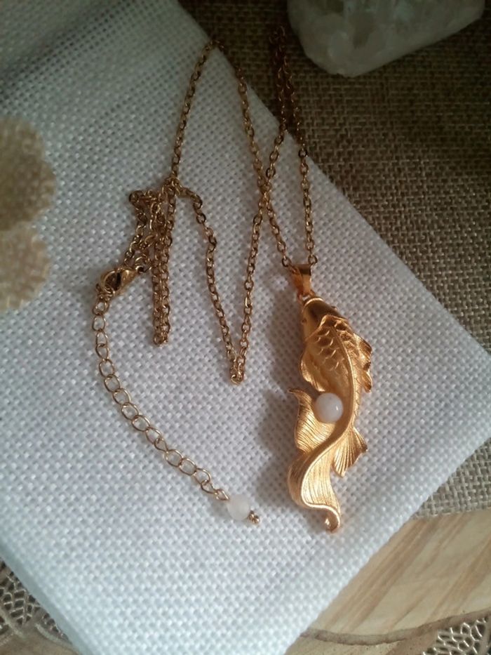 Collier carpe koï dorée et pierre de lune naturelle