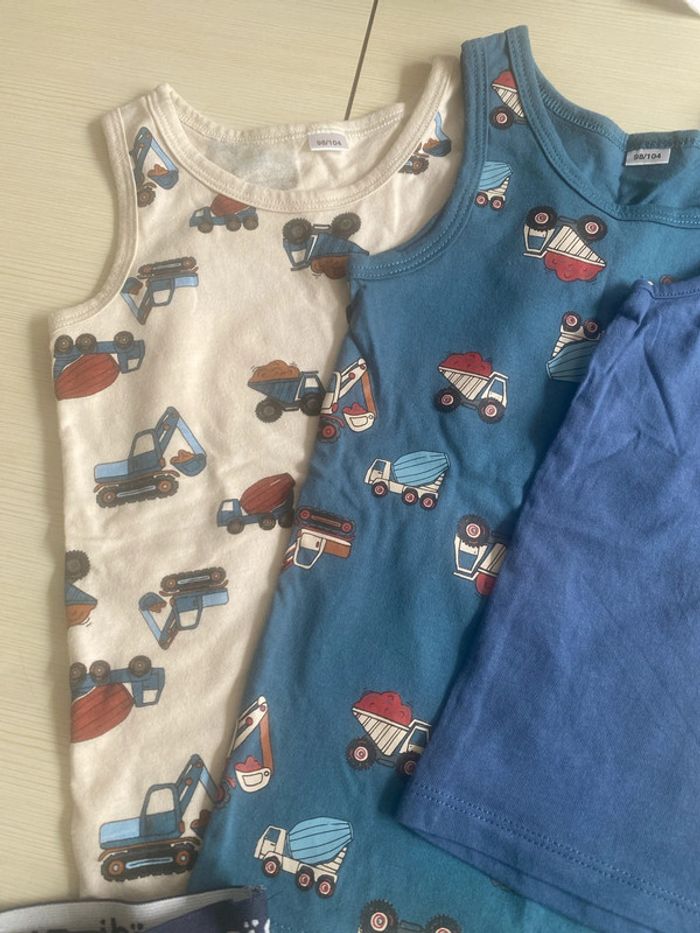 Lot tee shirts et combinaison - photo numéro 3