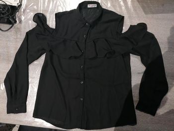 Chemise noire, épaules nues