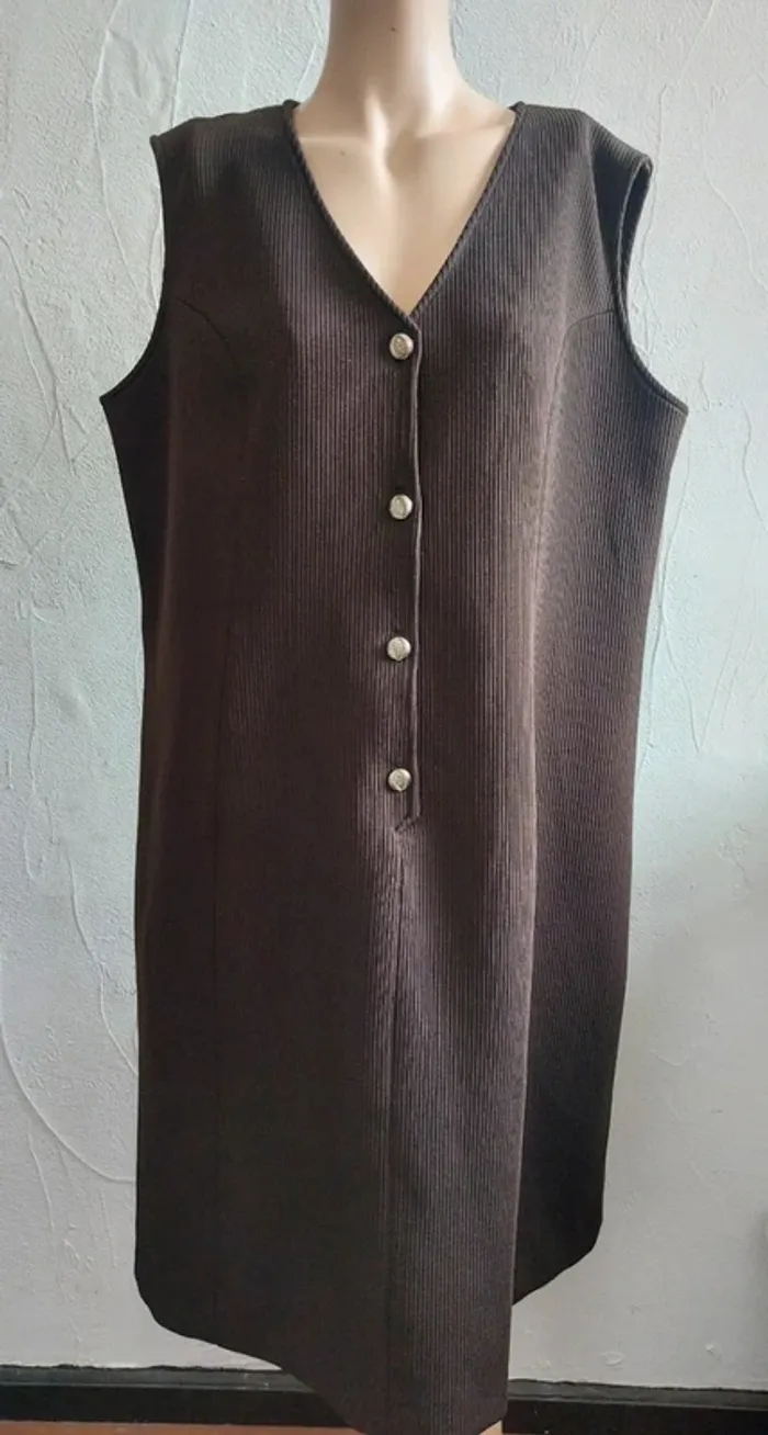 Robe sans manches marron avec boutons Taille 52
