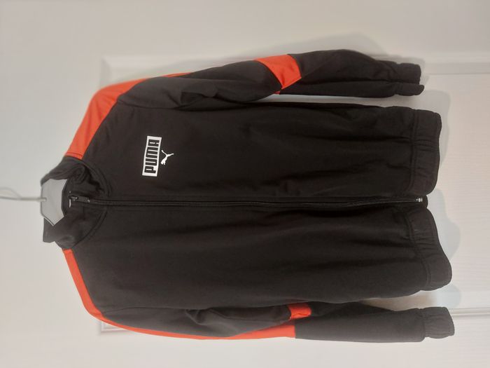 Survêtement puma noir et rouge 13/14 ans