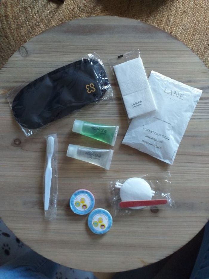 Set articles toilette pour mini voyage